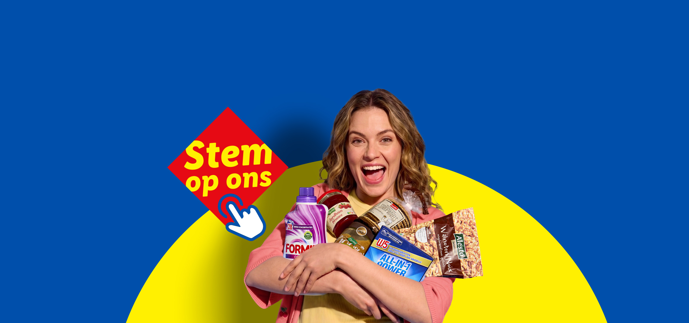 Een lachende vrouw houdt een verscheidenheid aan boodschappen vast, waaronder wasmiddel, jam, stroopwafels en noten, met de tekst 'Stem op ons'.