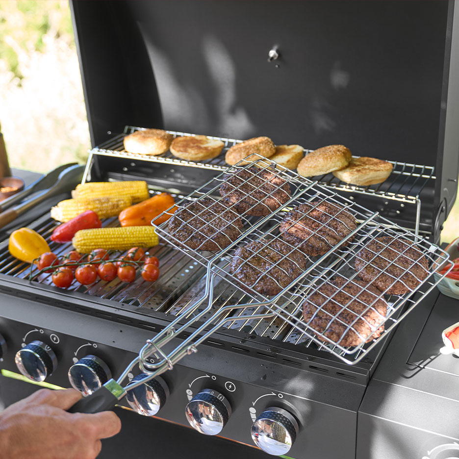 Gasbarbecue met hamburgers, maïskolven en broodjes op het rooster.