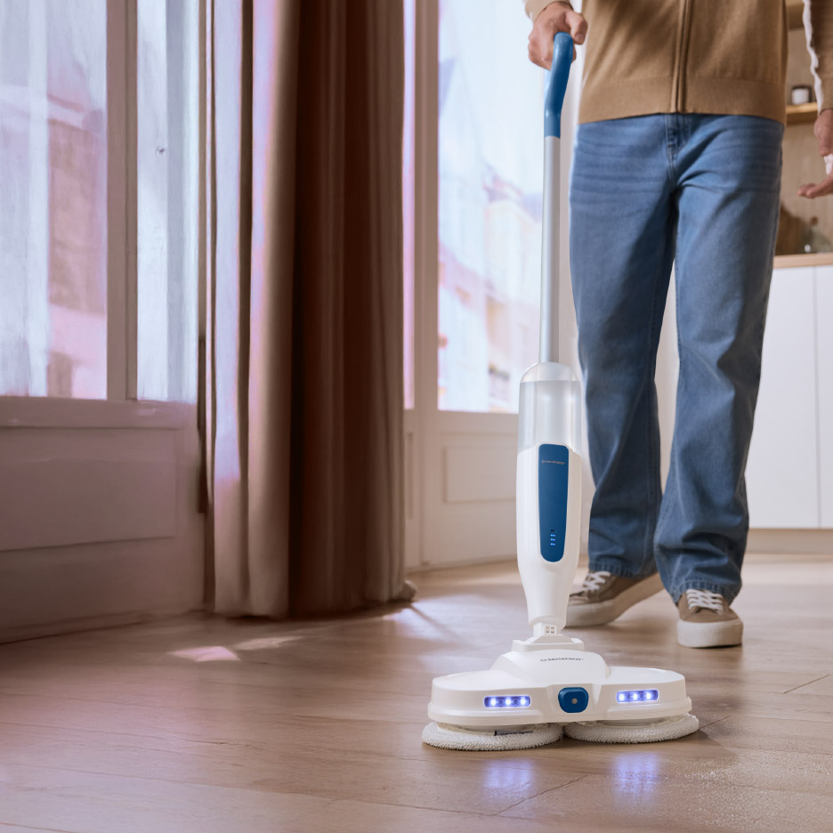 Persoon dweilt een houten vloer met een witte en blauwe elektrische dweil.