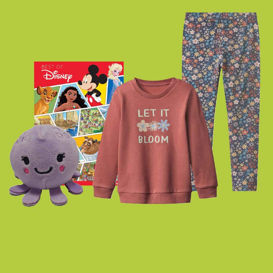 Een paarse octopusknuffel, een Disney-boek, een roze trui met 'LET IT BLOOM' en een bloemenlegging.
