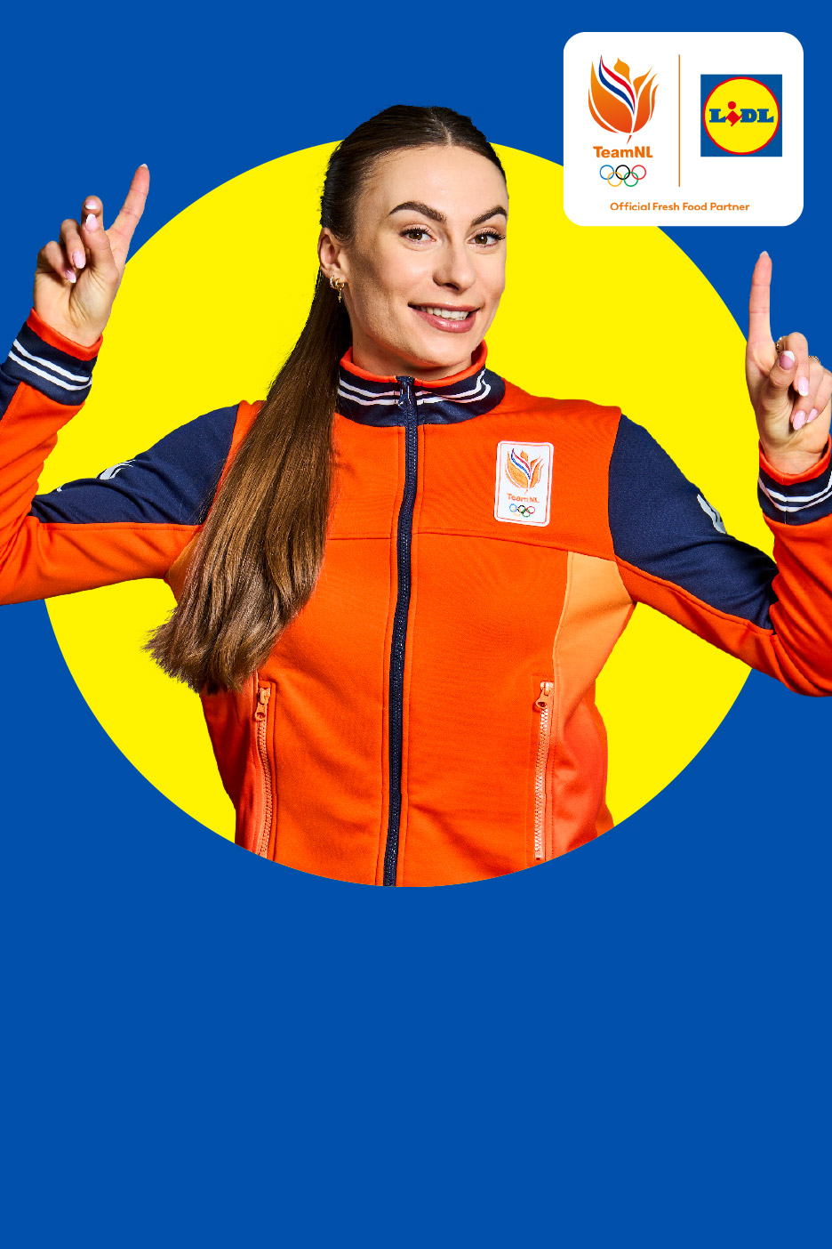 Vrouw in oranje sportjack met TeamNL-logo, wijzend naar het logo van de officiële verspartner.