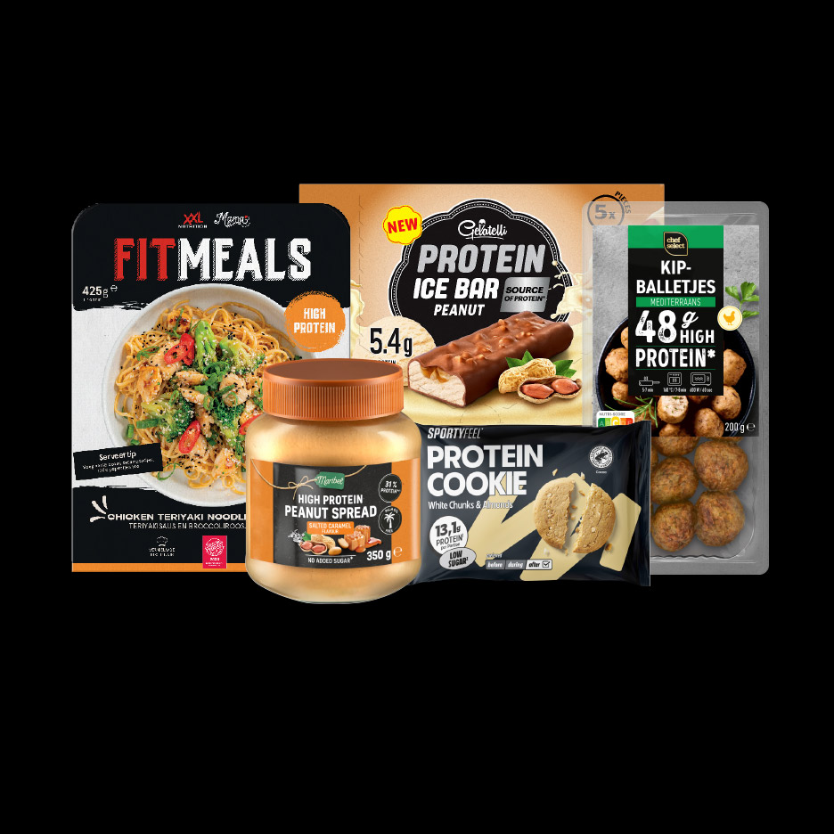 Een assortiment van eiwitrijke producten, waaronder een maaltijd, pindakaas, ijsrepen, koekjes en kipballetjes.