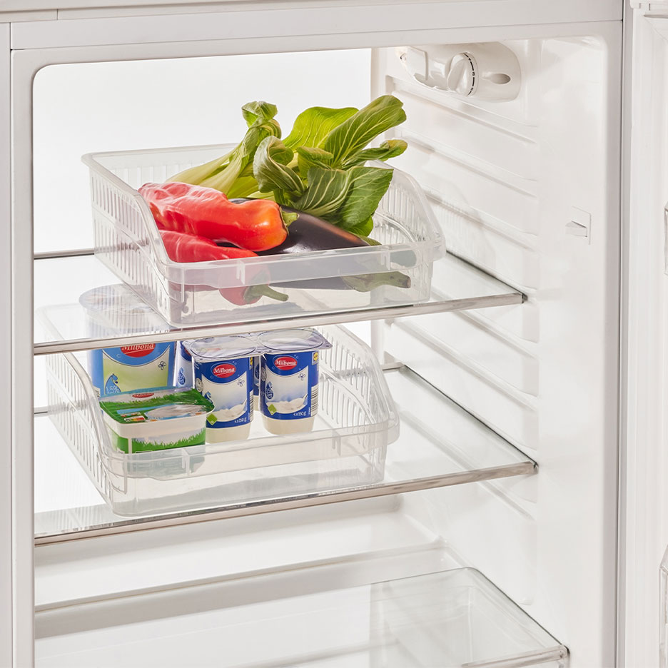 Koelkast met transparante organizers gevuld met groenten, yoghurts en kaas.