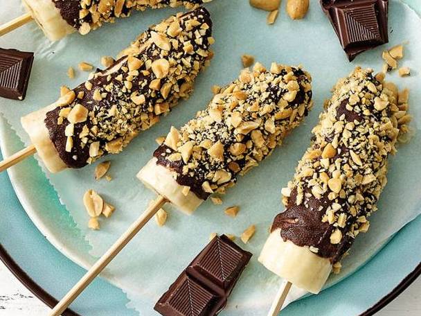 Feestelijke bananenpops met chocolade en pinda’s