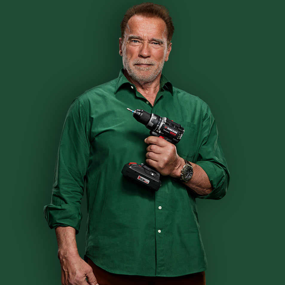 Arnold Schwarzenegger houdt een Parkside boormachine vast.